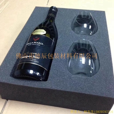 海綿內(nèi)托對各行各業(yè)產(chǎn)品起到絕緣、密封、防震、防塵、填充、隔音、固定，能夠保護(hù)包裝產(chǎn)品在運(yùn)輸過程中安然無恙，起到保護(hù)產(chǎn)品的一個作用，同時可以美化產(chǎn)品，提升產(chǎn)品檔次。