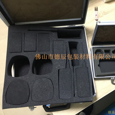 海綿內(nèi)托對各行各業(yè)產(chǎn)品起到絕緣、密封、防震、防塵、填充、隔音、固定，能夠保護(hù)包裝產(chǎn)品在運(yùn)輸過程中安然無恙，起到保護(hù)產(chǎn)品的一個作用，同時可以美化產(chǎn)品，提升產(chǎn)品檔次。