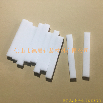 醫用防護面罩的海綿主要起到緩沖面部（主要是額頭）與PVC膠片的作用，起到密封的作用，因為海綿柔軟的特點，從而讓額頭與膠片完美的貼合，加上海綿柔軟與舒適性使得醫生在佩戴面罩的時候非常舒適。